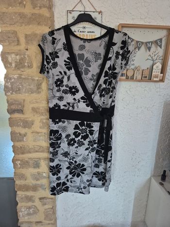 Très jolie tunique longue ou robe cache cœur à fleurs taille 44