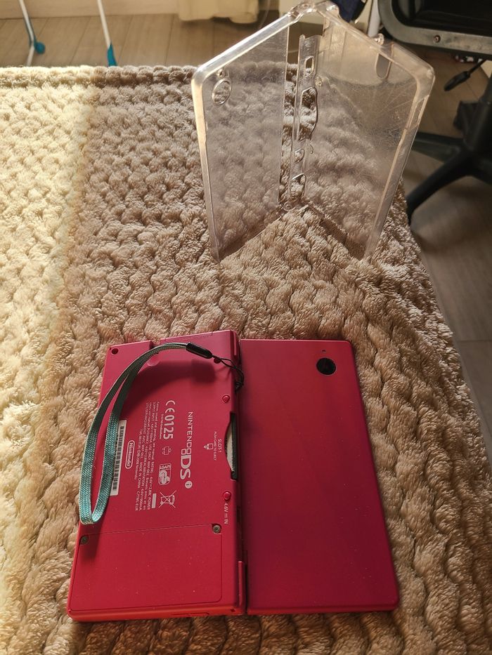 Vends Nintendo ds light rose fushia  avec un jeu et la carte r4 contenant plein de jeux , vendu sans chargeur - photo numéro 4