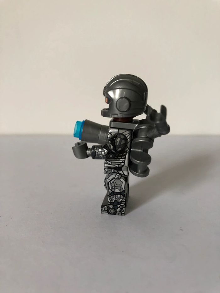 Figurine type lego Cyborg. Marvel - photo numéro 2