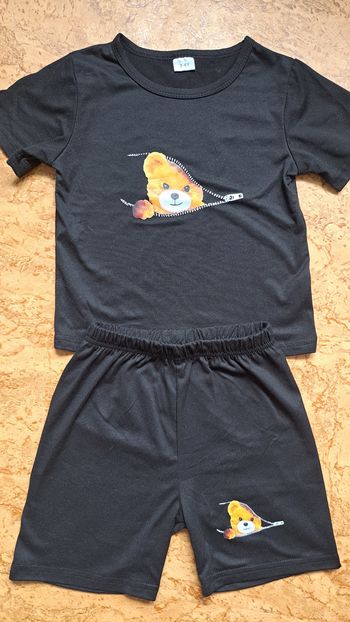 Ensemble Short + tee-shirt neuf 3/4 ans