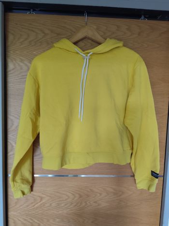 Pull jaune à capuche