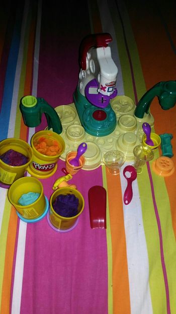 Le glacier gourmand play doh complet