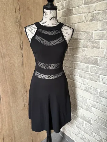 Robe chic en dentelle taille 34