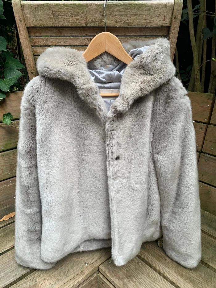 Manteau en fausse fourrure grise
