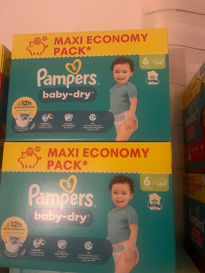 2 cartons Couches Pampers
