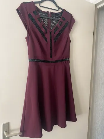 Robe bordeaux avec dentelle