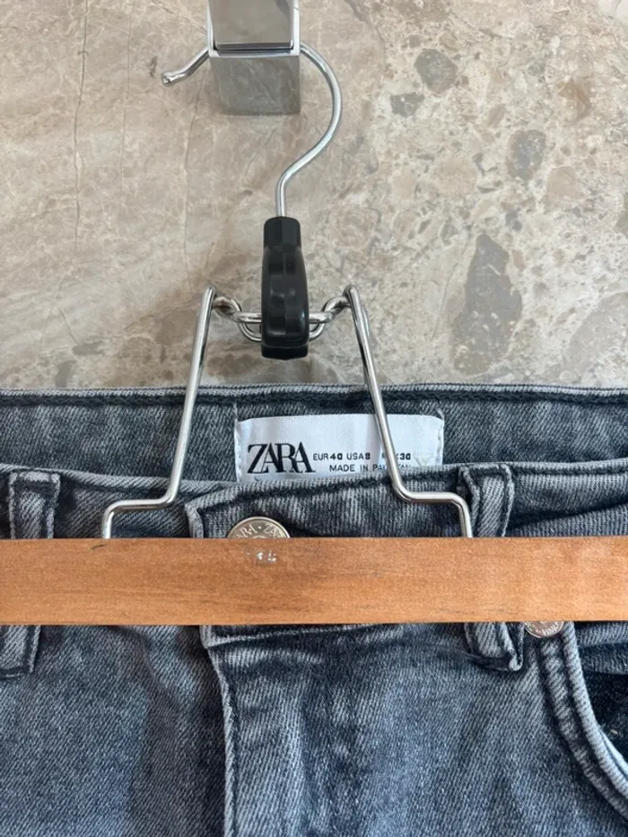Jean gris Zara légèrement évasé et ouvert - photo numéro 2