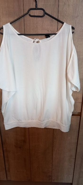 tee-shirt avec manches fendues