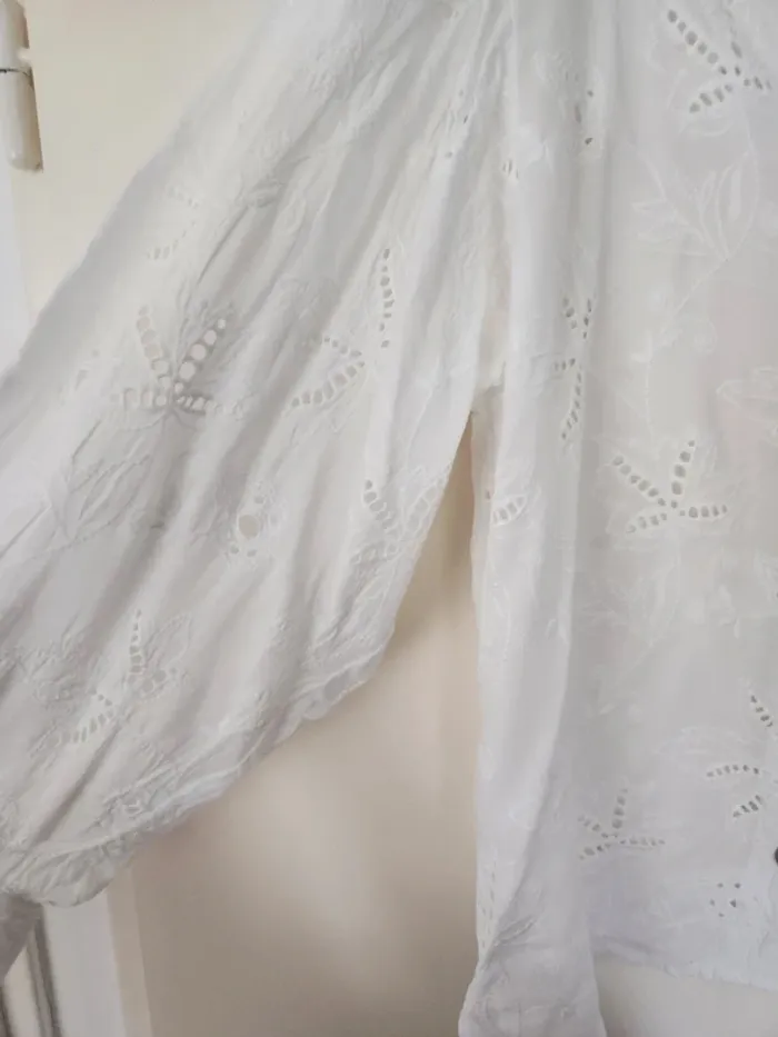 Jolie chemise blanche ajourée Camaieu taille 38 - photo numéro 3