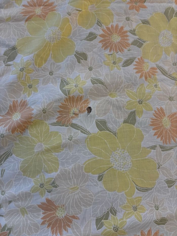 Vintage rétro drap plat coupon de tissu fleuri orange et jaune avec défauts - photo numéro 5