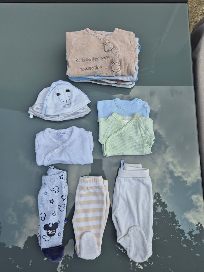 Lot de vêtements naissance et 1 mois - photo numéro 2