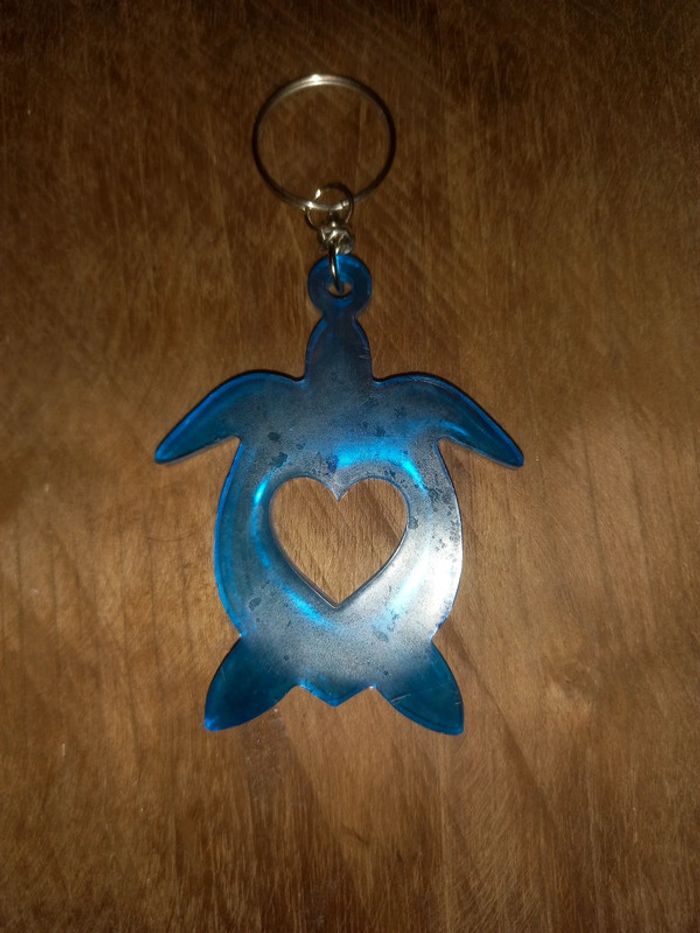 Porte clé tortue coeur résine epoxy