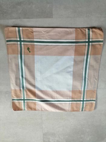 mouchoir à carreaux brodé J neuf