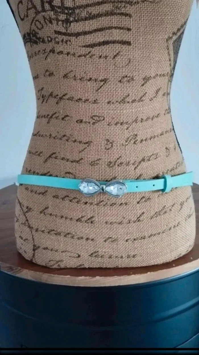 Ceinture fine bleu boucle effet noeud