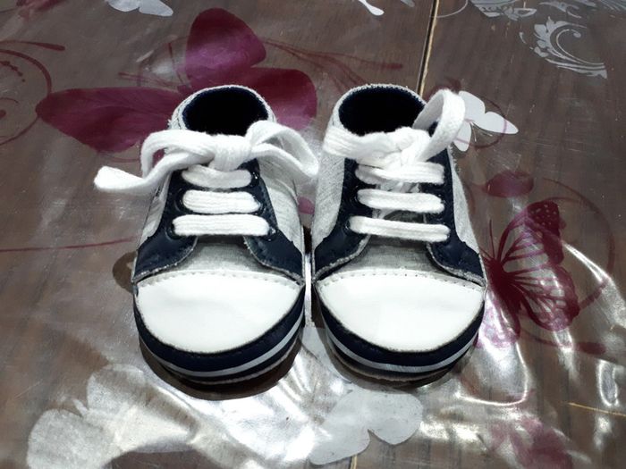 Chaussures naissance style baskets