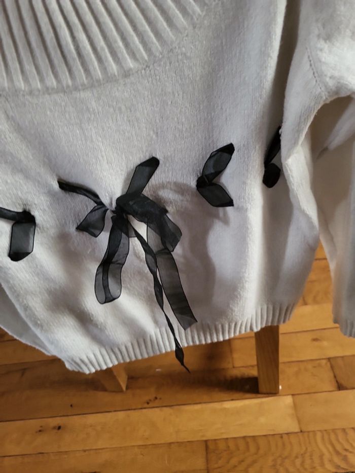 Pull blanc avec nœuds - photo numéro 4