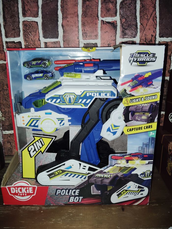 Gros robot véhicule police