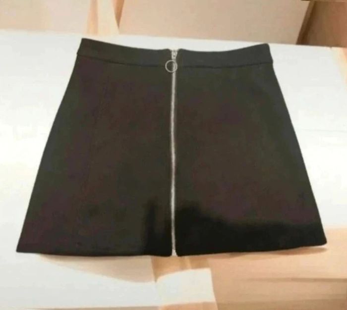 Mini-jupe en velours noir avec fermeture, taille S, excellent état.