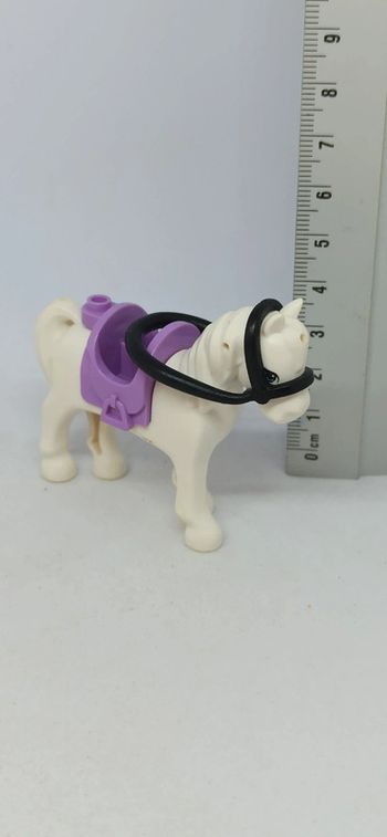 Cheval blanc avec selle violette lego