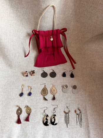 Lot de 9 paires de boucles d’oreilles fantaisie + pochon
