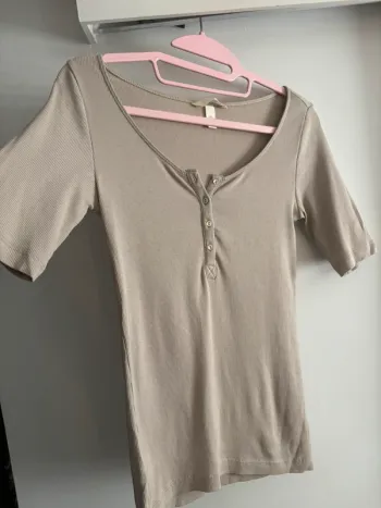 Jolie Tee shirt H&M taille 36-S en très bon état