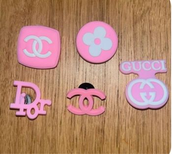 5 pin’s pour crocs neufs 