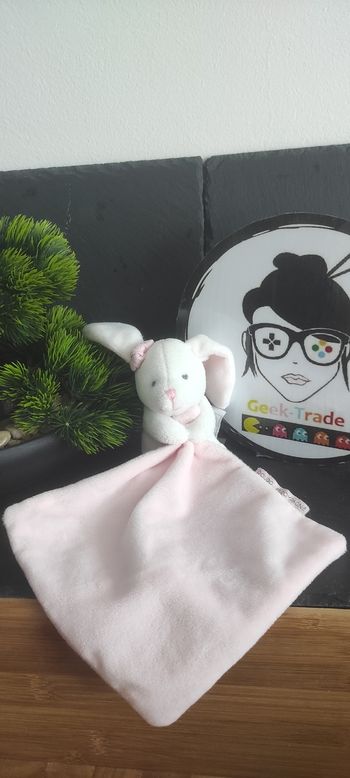 Doudou et compagnie Lapin rose mouchoir blanc dc3337 boite fleur noeud