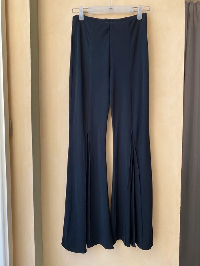 Pantalon noir fluide, évasée, fendu Orna Farho S