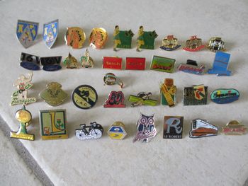 Lot de 35 pin’s années 1990