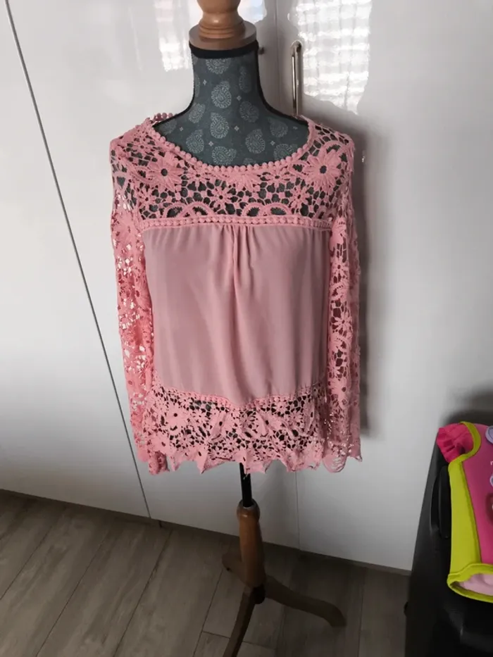 Blouse avec manche en dentelle