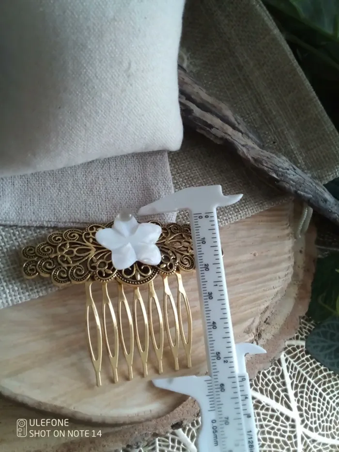 Barrette bohème avec fleur de nacre et pierre de labradorite - photo numéro 2