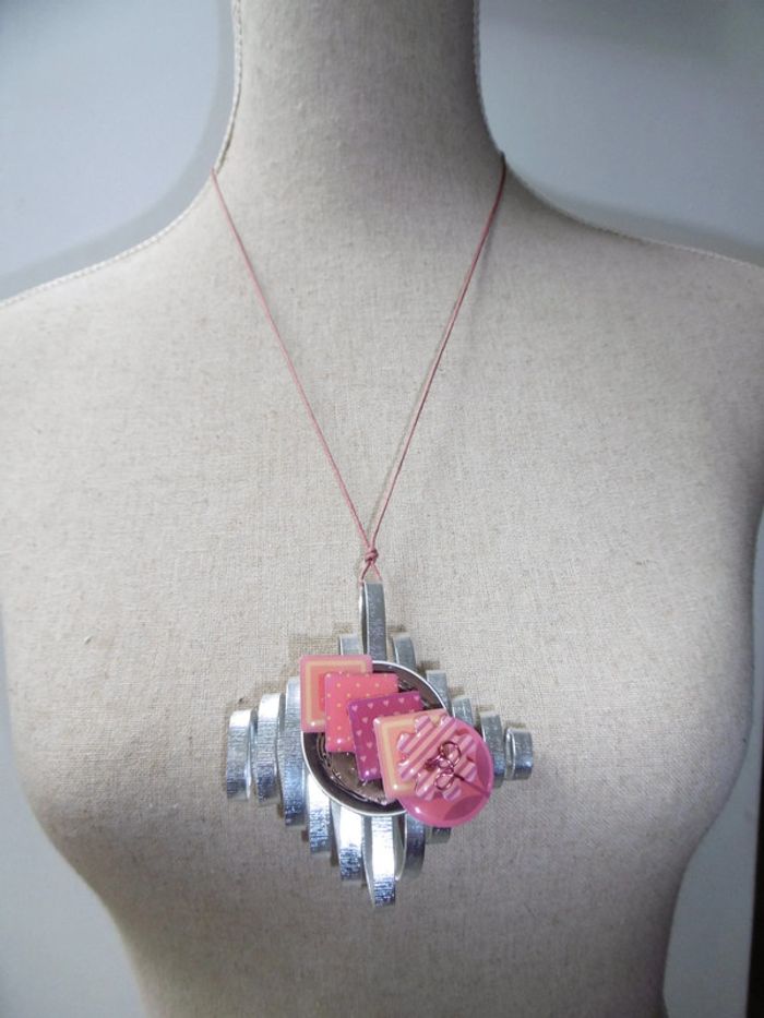collier tissu avec pendentif alu