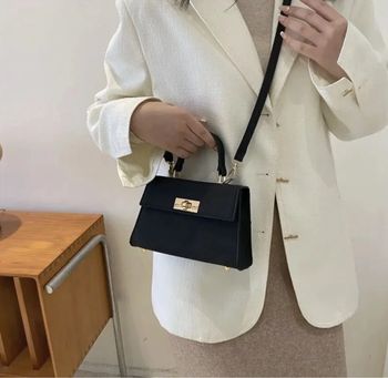 Sac à Main Noir Effet Croco avec Détails Dorés