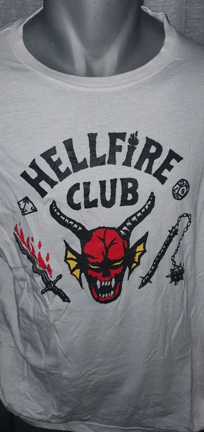 Stranger Things - T-shirt blanc avec logo du Hellfire Club - photo numéro 2