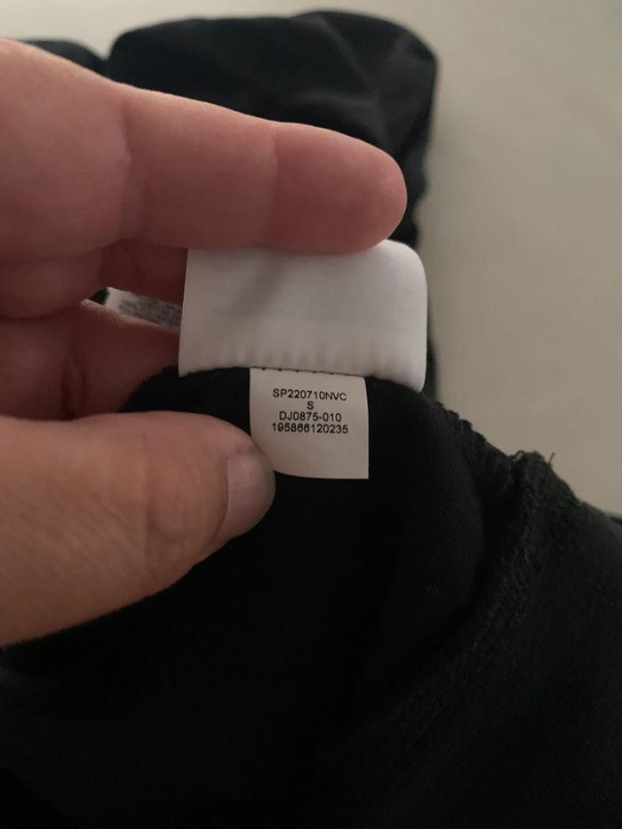 Veste noire à capuche Jordan taille S avec poches zipées comme neuve - photo numéro 3