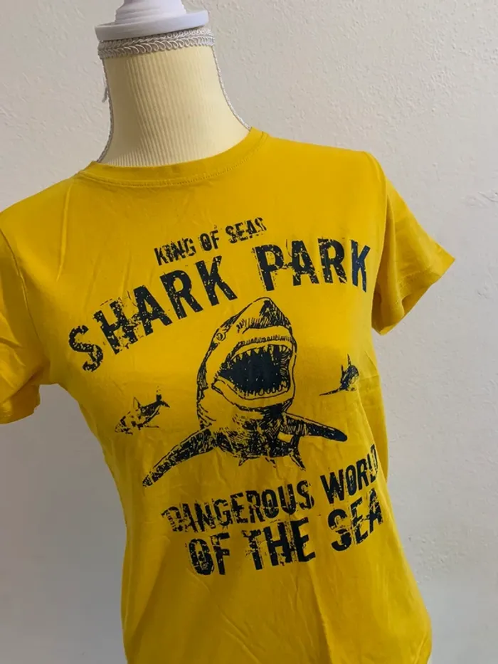 T-shirt jaune imprimé requin – Kiabi – 12 ans - photo numéro 2