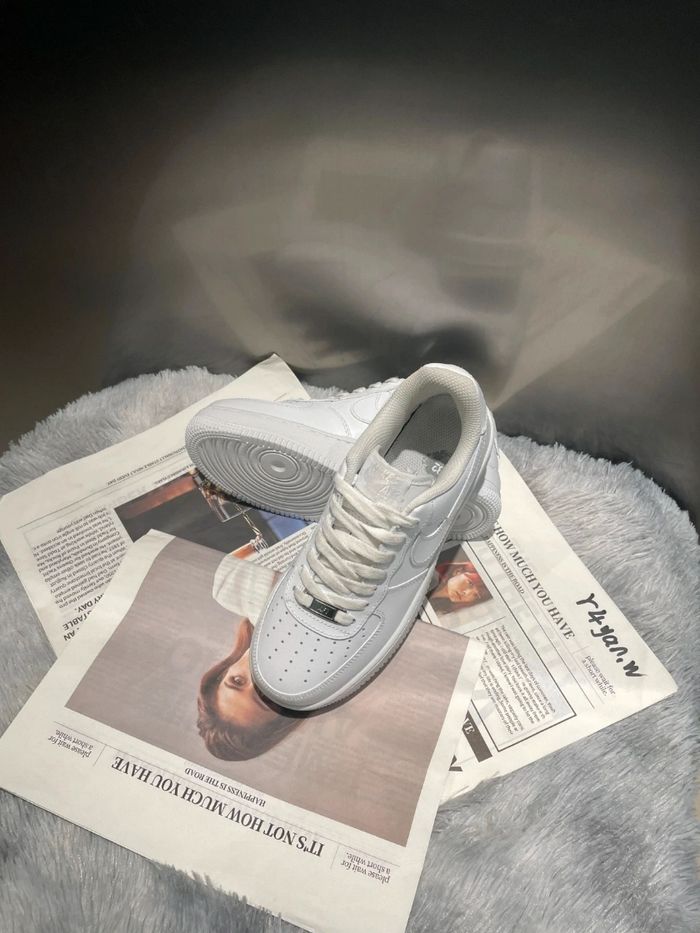 Nouveau Nike Air Force 1 Low Blanc - Taille 43 - photo numéro 2