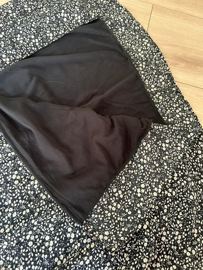 Jupe noire fleurie taille M/L - photo numéro 3