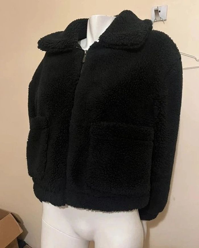 🖤 Manteau noir en fausse fourrure Pull & Bear Taille 34 🖤 - photo numéro 2