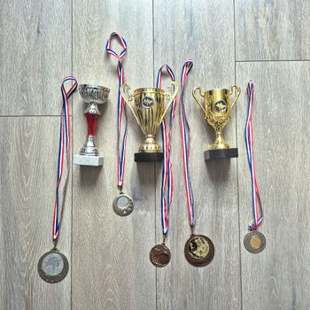 Lot de 5 médailles et 3 coupe sportive 