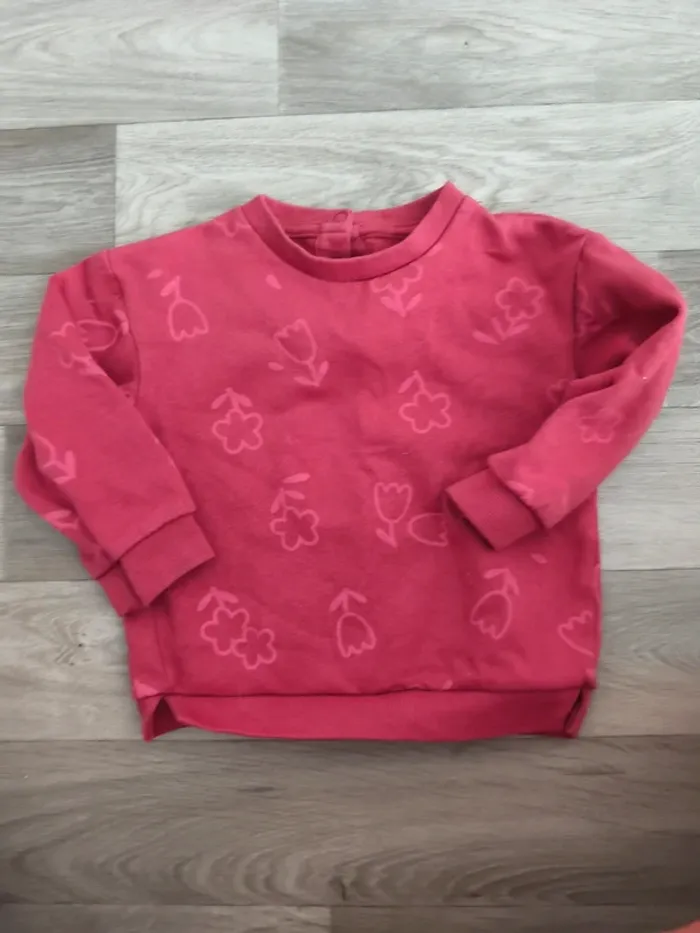 Joli sweat rose -rouge taille 18 mois marque gemo