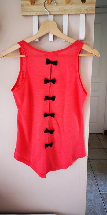 Débardeur top corail avec nœuds noirs