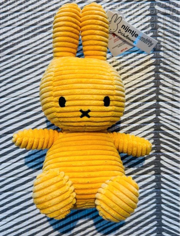 Nijntje Miffy jaune moutarde 24 cm 🧸
