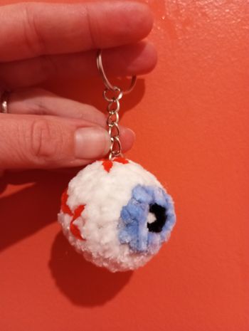 Halloween : porte-clés œil au crochet