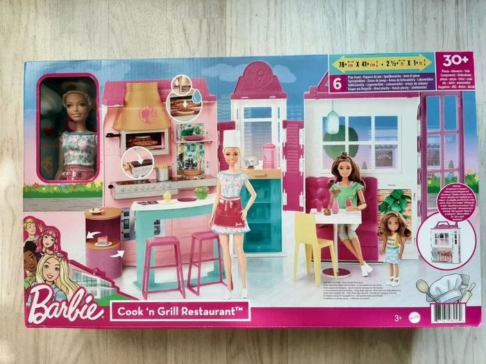 Restaurant barbie avec une poupée