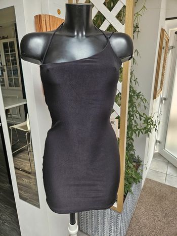 Prettylittlething robe noir moulante dos nu taille S