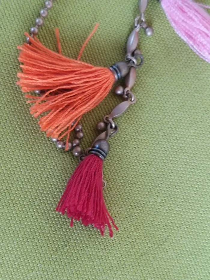 Boucle d'oreille dorée avec pompoms corail et rose - photo numéro 2
