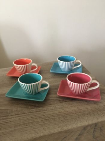 Lot 4 petites tasses multicouleurs