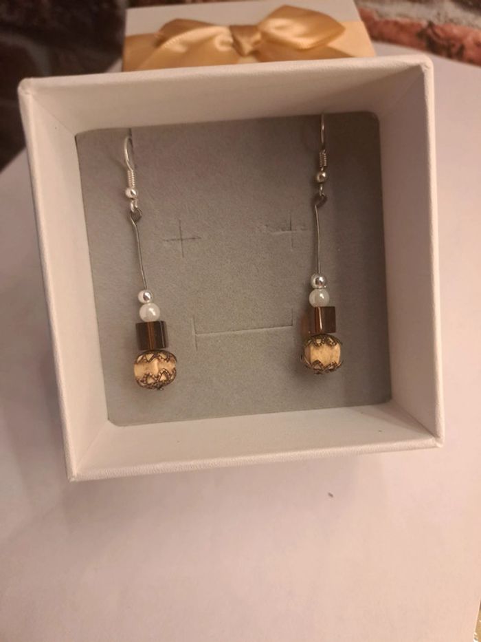 Boucles d'oreilles pendante marron beige blanc et argenté - photo numéro 2