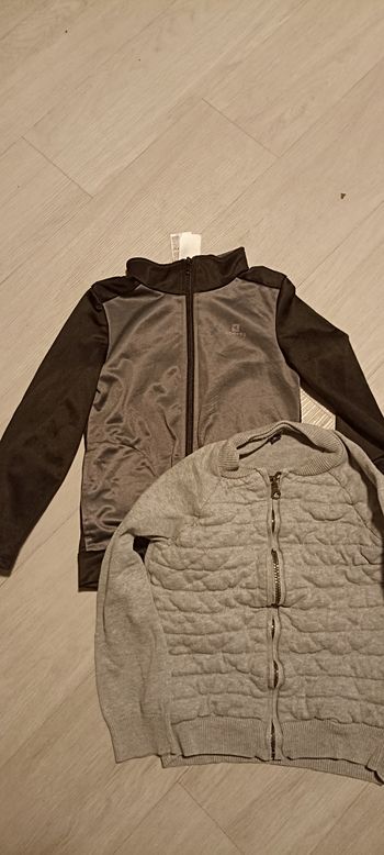 Lot de 2 gilets taille 6 ans